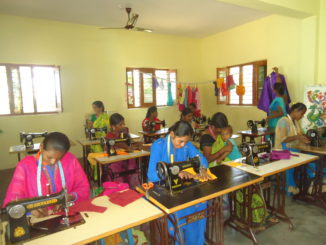 Junge Frauen bei der Ausbildung an der Nähmaschine; Cuddapah, Indien
