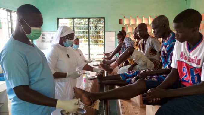 Wundversorgung von Leprakranken im CTAL_Benin